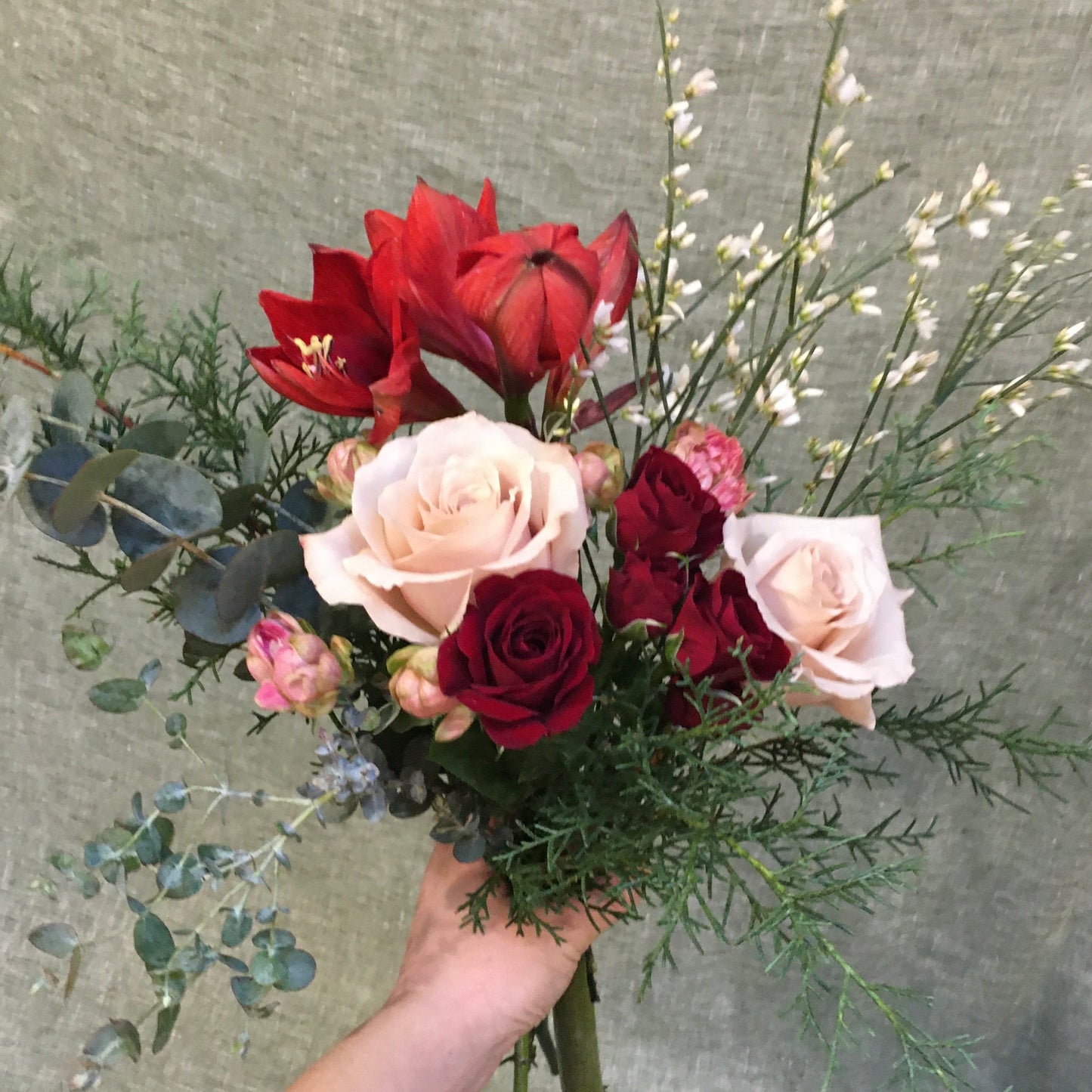 I FIORI Holiday Hand-tied Bouquet