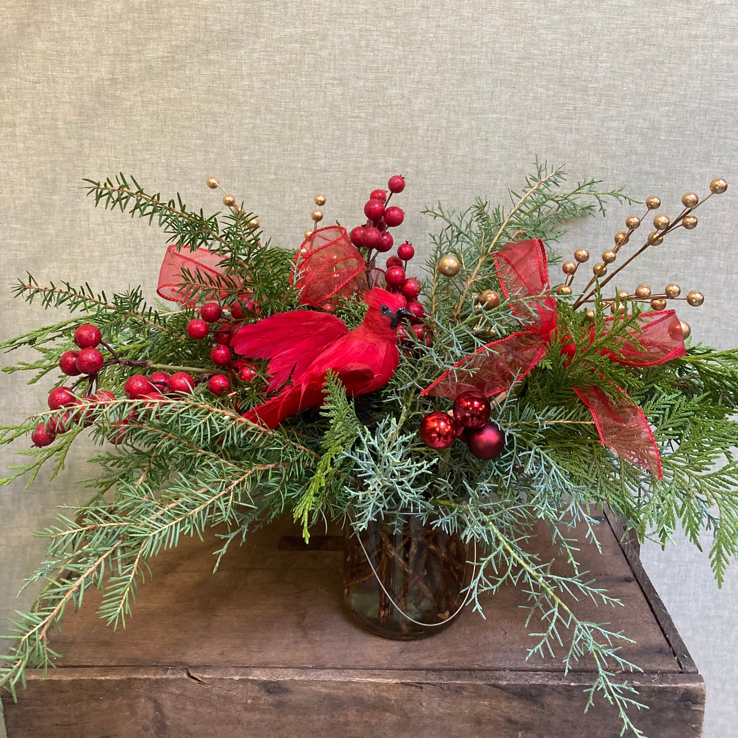 I FIORI Holiday Centrepiece - Festive Greenery Arrangement