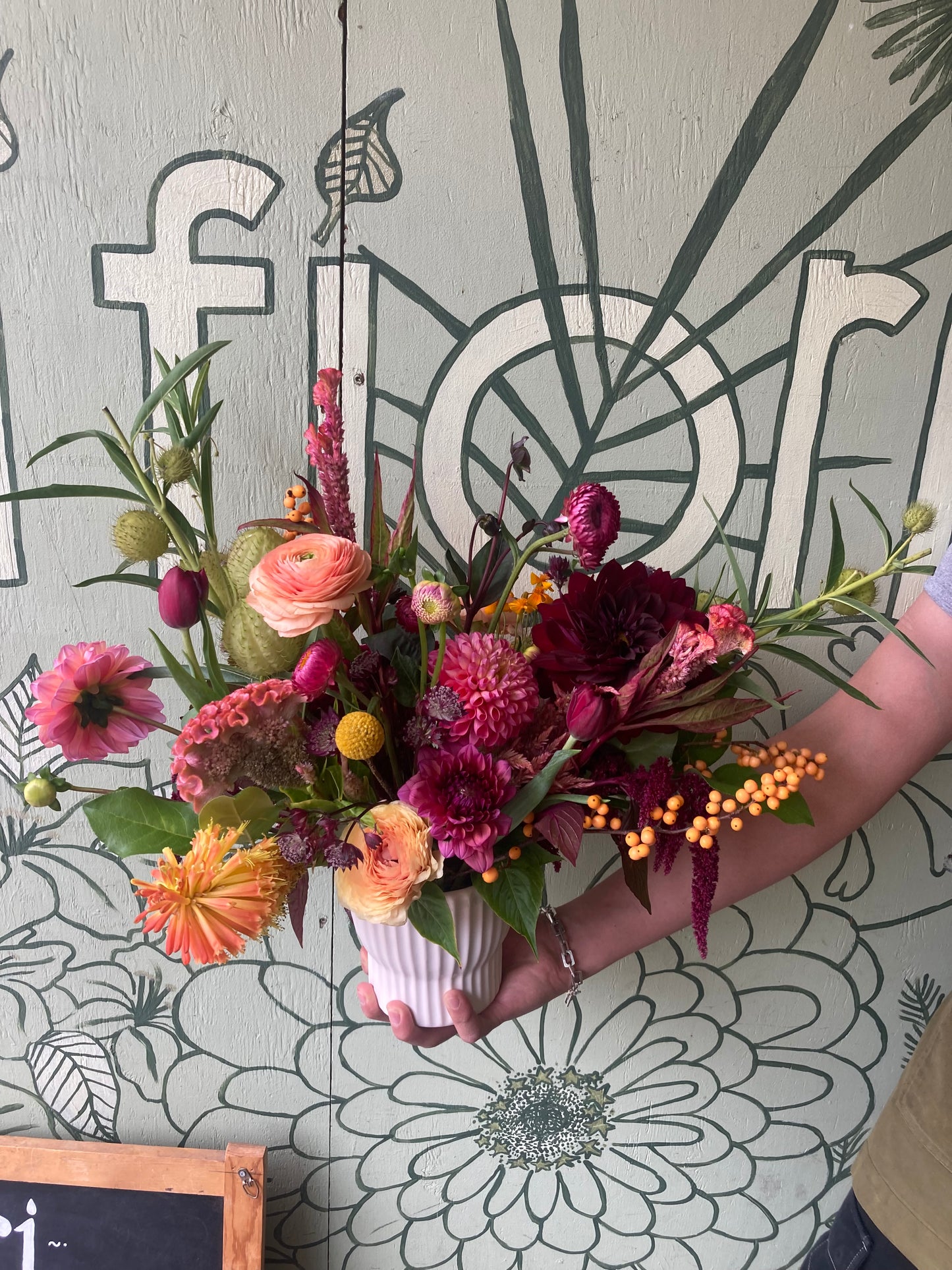 I FIORI Floral Low Vase Arrangement
